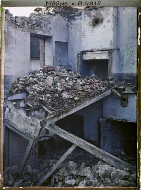 Image représentant L'intérieur d'une maison en ruine