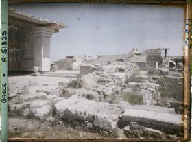 Image représentant Dans le Palais. A gauche, les Propylées sud (entrée du Palais, au bout du couloir de la procession) et au fond, l'escalier d'honneur qui serait aux étages supérieurs de l'aile orientale