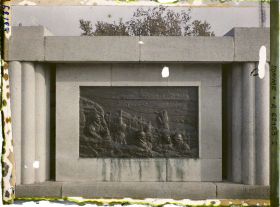 Image représentant Somme, Péronne, Le monument aux Morts de la Ville Bas relief de droite
