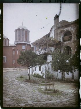 Image représentant Mont Athos, Pantokrator, Une partie de la Cour