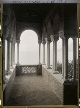 Image représentant Vue sur le large et la pointe de Monaco, depuis la galerie du jardin de la villa Cypris