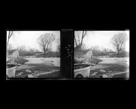 Image représentant Un plan d'eau gelée sur la rive est du Qianhai ("lac Antérieur") dans le quartier du Shishahai ("lac des Dix Monastères")