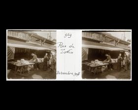 Image représentant Scène de rue près de l'étal d'un marchand de produits alimentaires