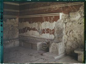 Image représentant Dans l'aile orientale du Palais, la salle du trône (siège d'albâtre et mûr orné d'un griffon)