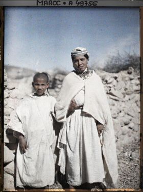 Image représentant Jeune femme et garçon berbères