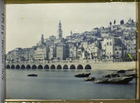 Image représentant Vue rapprochée sur Menton, depuis le rivage