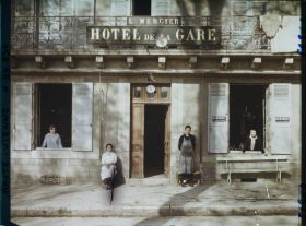 Image représentant Femmes posant devant l'hôtel de la Gare, établissement L. Mercier