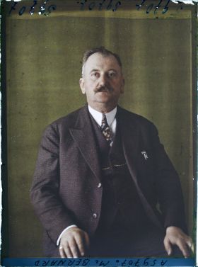 Image représentant https://musee-albert-kahn.s-museum.fr/home/NWQ2OTAwYzNmYjZlZTk1ZWQwODJmMjY4L2dlbmVyaWMtbm90aWNlLXRhYi9hdXRob3JpdHkvNjE3YTc5ZjVjZjhiODk2OGIzMzM3ZDIx/5d6900c3fb6ee95ed082f268/generic-notice-tab/authority/617a79ebcf8b8968b3336895 Monsieur Bernard