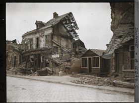 Image représentant France, Albert, L'Estaminet dans les ruines, route de Bapaume