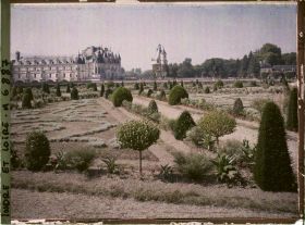 Image représentant Les jardins et le château à l'arrière-plan