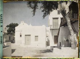 Image représentant Une petite place et une petite rue à arcades