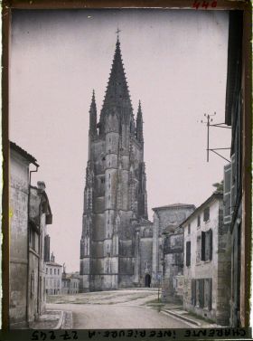 Image représentant La basilique Saint-Eutrope, vue prise depuis le 19 rue Saint-Eutrope