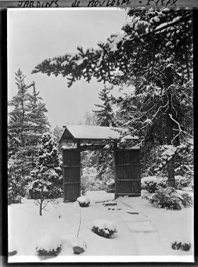 Image représentant Porte du " village japonais " sous la neige, ouvrant sur le paysage du " sanctuaire japonais "