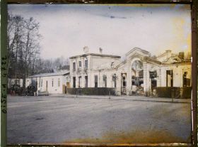 Image représentant La gare vue de l'extérieur, avec la gare provisoire