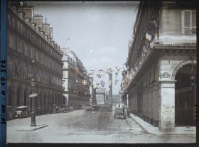 Image représentant La rue Castiglione décorée de drapeaux pour les fêtes de la Victoire des 13 et 14 juillet, vue de la rue de Rivoli