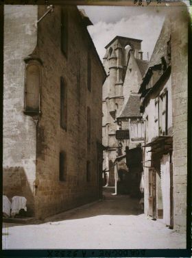 Image représentant France, Sarlat, Rue sans nom, au fond l'Hotel des Postes et Télegraphes, ancienne Eglise