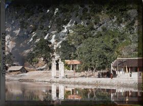 Image représentant Le temple de Long-chau (?), site bouddhique de Ninh-so'n, situé entre les escarpements du rocher de Ninh-so'n et la rivière Day (?)