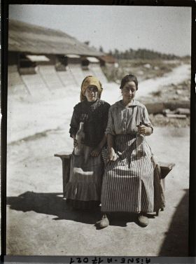 Image représentant France, Berry au Bac, Deux femmes Portugaises travaillant à la Sucrerie