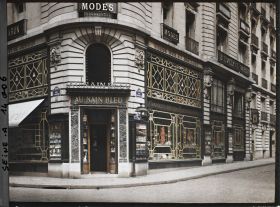 Image représentant Vitrines du magasin Au nain bleu protégées contre les bombarderments rue St-Honoré et Richepance (devenue la rue du Chevalier-de-St-Georges)