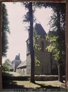 Image représentant France, Les Mesnuls, Aspect du Chateau et de ses fossés Coté est