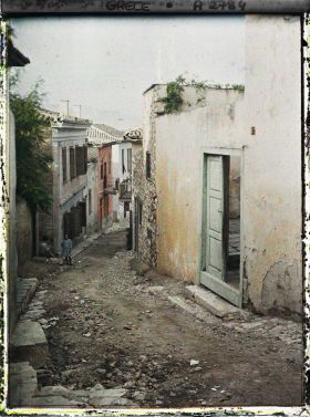 Image représentant Sous l'Acropole, une rue en pente (bordée de maisons)