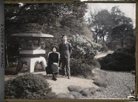 Image représentant résidence de la famille Kitashirakawa : la princesse Kitashirakawa (Fusako) et le prince Chichibu, portant le deuil de l'empereur Yoshihito, décédé le 25 décembre 1926