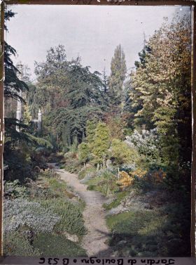 Image représentant Chemin du " sanctuaire japonais " menant au sôrintô bordé de rocailles, arbres et bambous