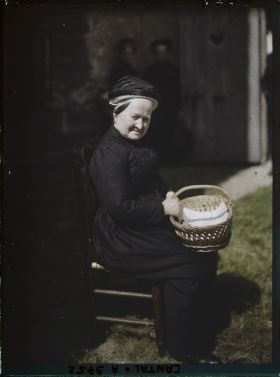 Image représentant Catherine assise, avec son panier