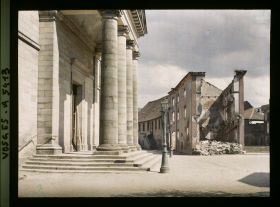 Image représentant L'hôtel des postes et, à gauche, la colonnade de l'église