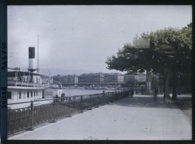 Image représentant Un bateau de la CGN à l'embarcadère du Jardin Anglais