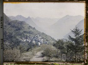 Image représentant Le village de Brè vu du chemin qui mène au Monte Brè et le lac de Lugano
