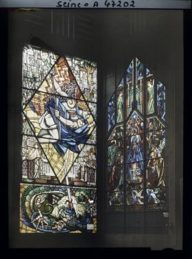 Image représentant L'Exposition des arts décoratifs, Pavillon du Vitrail, St Georges terrassant le dragon, dessiné par Marcel Imbs, exécuté par A. Gerrer