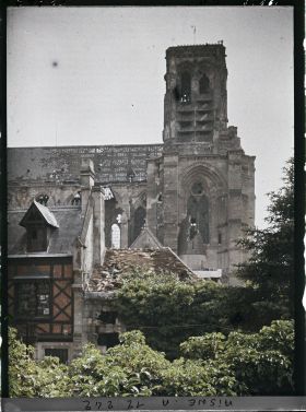 Image représentant La cathédrale et une maison ancienne