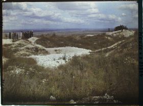 Image représentant France, Fort de Vaux, Le Sommet du fort & les Visiteurs
