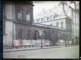 Image représentant Affiches pour les élections municipales du quartier Saint-Germain-des-Près, devant l'Ecole nationale des Beaux-Arts quai malaquais