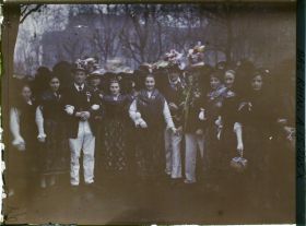 Image représentant France Alsace, Strasbourg, Groupe d'hommes et de femmes de Quatzeuheim