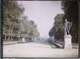 Image représentant L'allée des Statues dans le petit parc