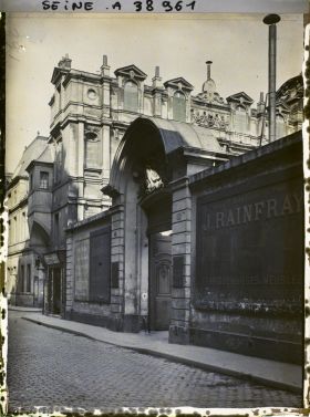 Image représentant L'entrée de l'hôtel de Lamoignon au 24 rue Pavée, à l'angle de la rue des Francs-Bourgeois