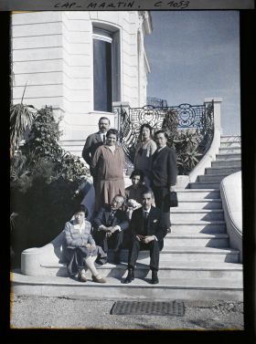 Image représentant Les époux Quigrat, intendants du domaine d'Albert Kahn, avec le prince et la princesse de Corée invités par Albert Kahn (avec leur suite, assise)