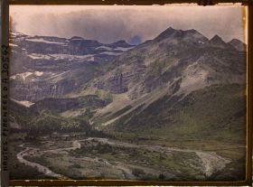 Image représentant France, Gavarnie, Un coté du Cirque. Tour du marboré, Casque et Pic des Sarradets