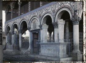 Image représentant Portique à colonnes et sépultures de la mosquée de Sulejman Pacha