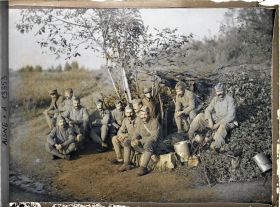 Image représentant Poilus au repos devant leur abri