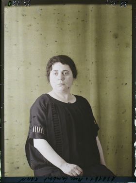 Image représentant https://musee-albert-kahn.s-museum.fr/home/NWQ2OTAwYzNmYjZlZTk1ZWQwODJmMjY4L2dlbmVyaWMtbm90aWNlLXRhYi9hdXRob3JpdHkvNjE3YTc5ZjVjZjhiODk2OGIzMzM3ZDIx/5d6900c3fb6ee95ed082f268/generic-notice-tab/authority/617a79ebcf8b8968b33370ab Madame Lambert Kahn