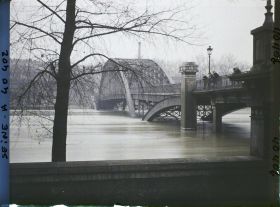 Image représentant La crue de la Seine à la passerelle Debilly