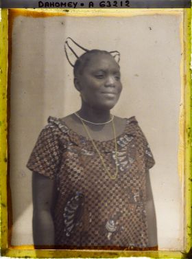 Image représentant Photographie anthropologique d'une coiffure de femme Mina