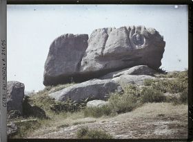 Image représentant La Roche des Soupirs avec le portrait en médaillon du poète Gabriel Vicaire