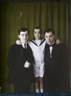 Image représentant L'enfant  https://musee-albert-kahn.s-museum.fr/home/NWQ2OTAwYzNmYjZlZTk1ZWQwODJmMjY4L2dlbmVyaWMtbm90aWNlLXRhYi9hdXRob3JpdHkvNjE3YTc5ZjVjZjhiODk2OGIzMzM3ZDIx/5d6900c3fb6ee95ed082f268/generic-notice-tab/authority/617a79ebcf8b8968b33378cc Topsibatcheff en compagnie de deux messieurs