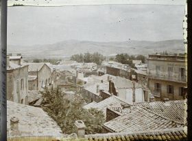 Image représentant Vue des toits de la vieille ville européenne avec au fond les montagnes