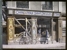 Image représentant Devanture de la charcuterie Saint-Jacques, bien ravitaillée