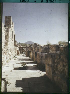 Image représentant Dans la partie occidentale du Palais, le corridor des magasins (réserves de denrées), vu vers le sud. Au fond, le Mont Iouktas (810 m)